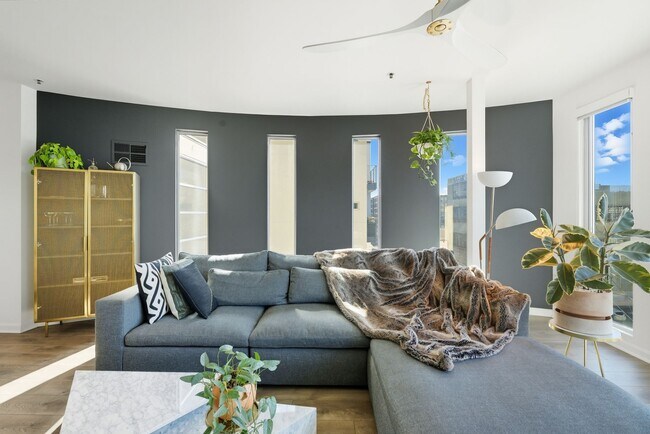 Building Photo - 200 2nd St