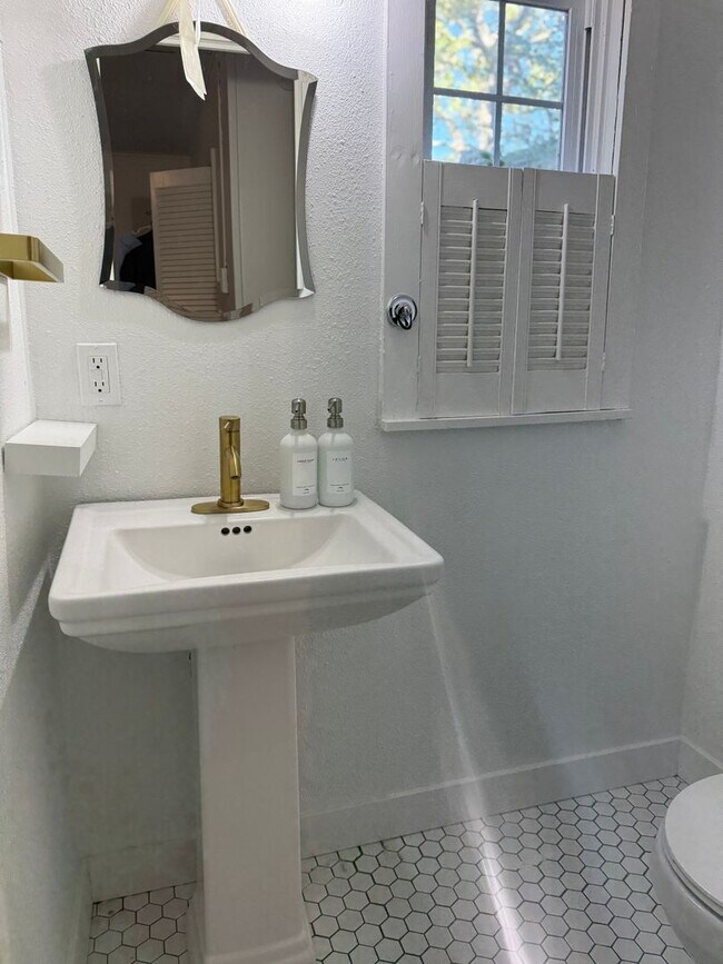 Building Photo - Charming 3 Bedroom House in Park Hill