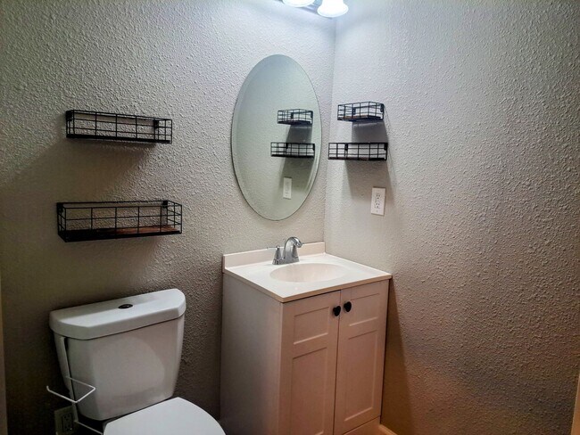 Building Photo - 4 bedroom, 2 bath home, Handicap accessible