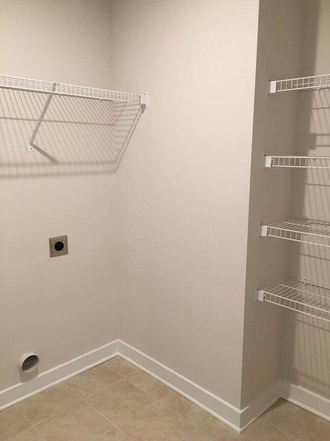 Building Photo - Beautiful 3 Bedroom, 2.5 Bath Townhome!