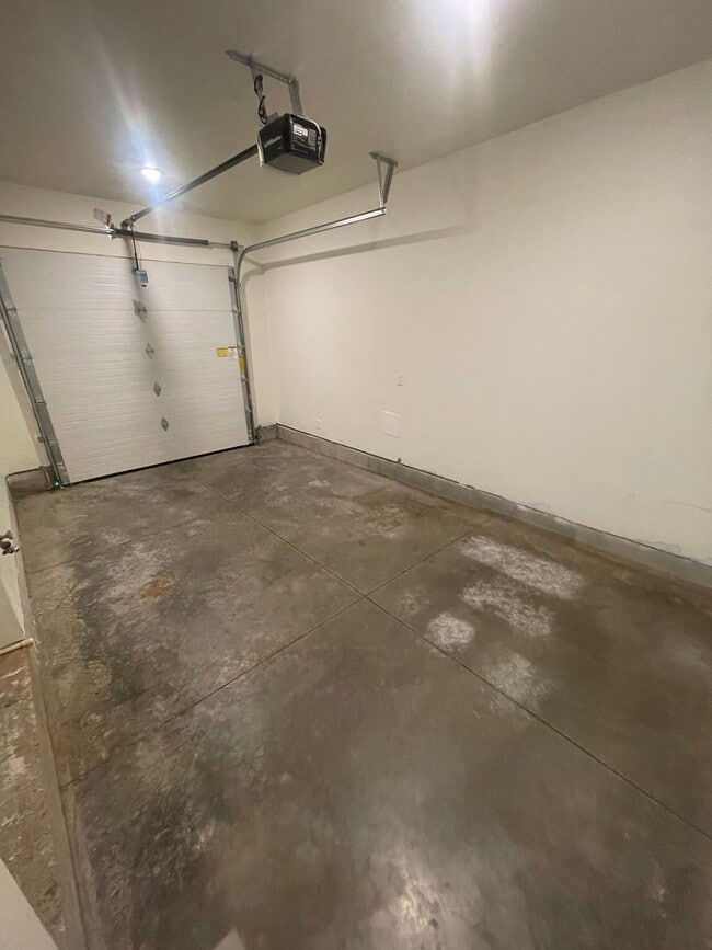 Building Photo - Stunning Three Bedroom Town Home In Lebanon OR!