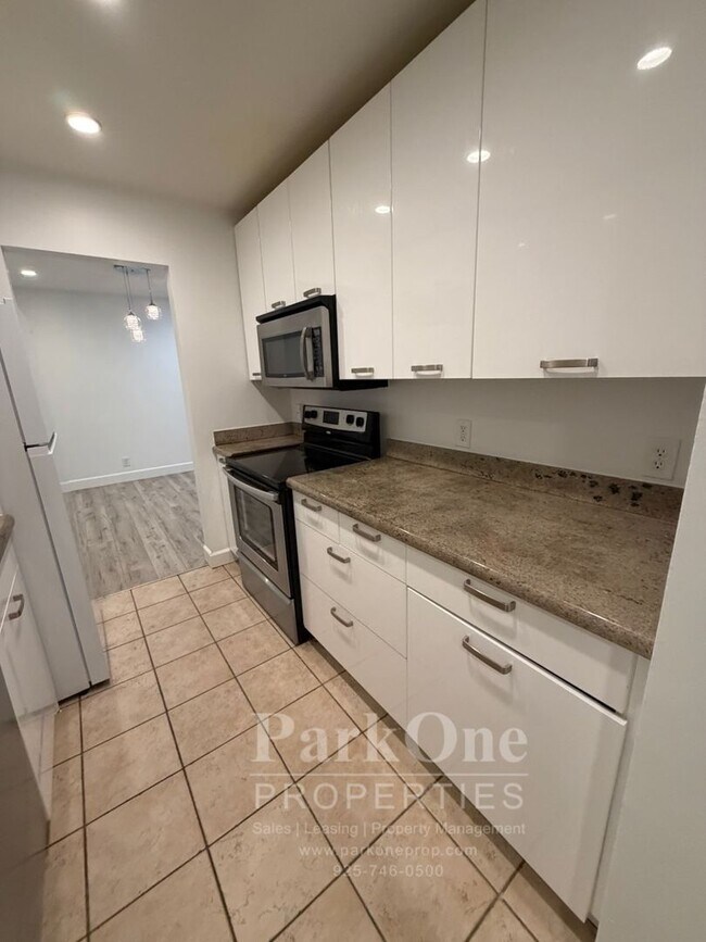 Building Photo - Spacious Condo Near Downtown Walnut Creek Available Now!