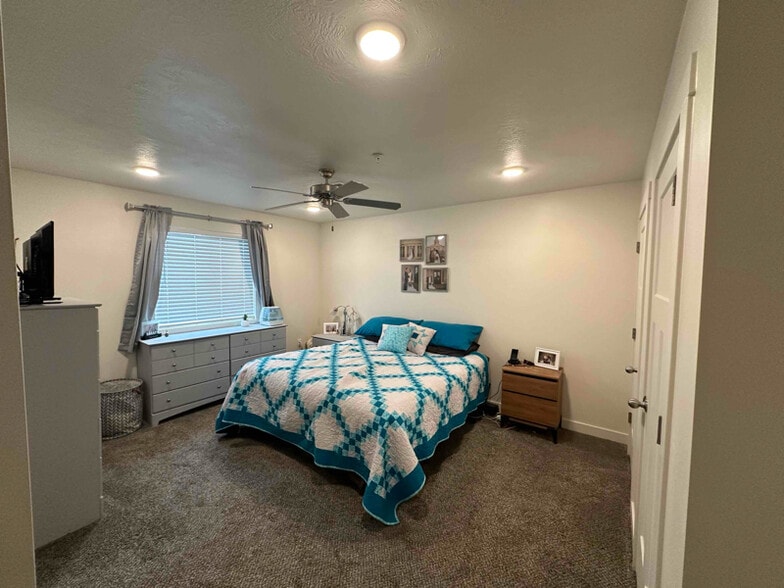 Building Photo - 393 W 625 N