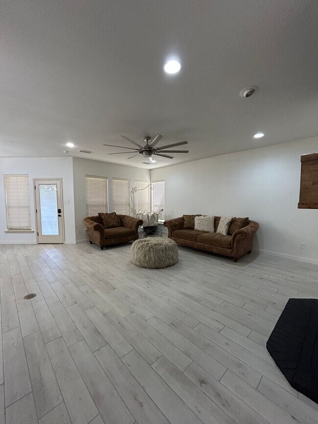 Building Photo - Beautiful Home in Northwest Midland-Los Pa...