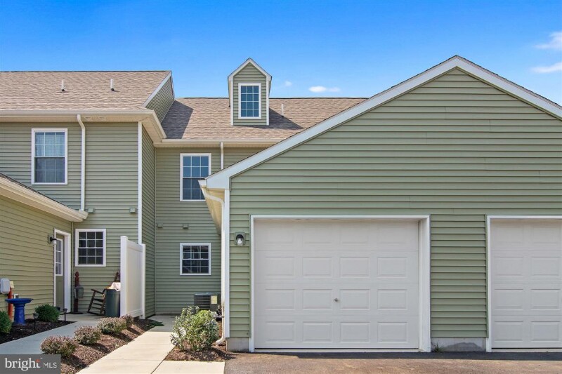 Building Photo - 744 Farmwood Ln