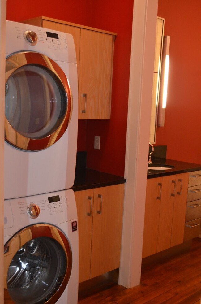 Building Photo - 919 A Aly