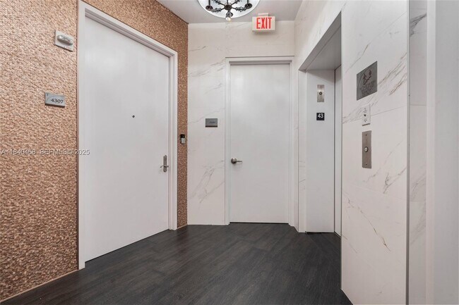 Building Photo - 16001 Collins Ave