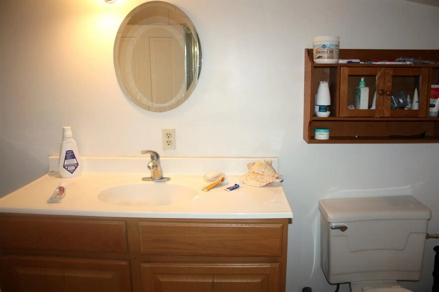 2nd bath - 2235 Victor St