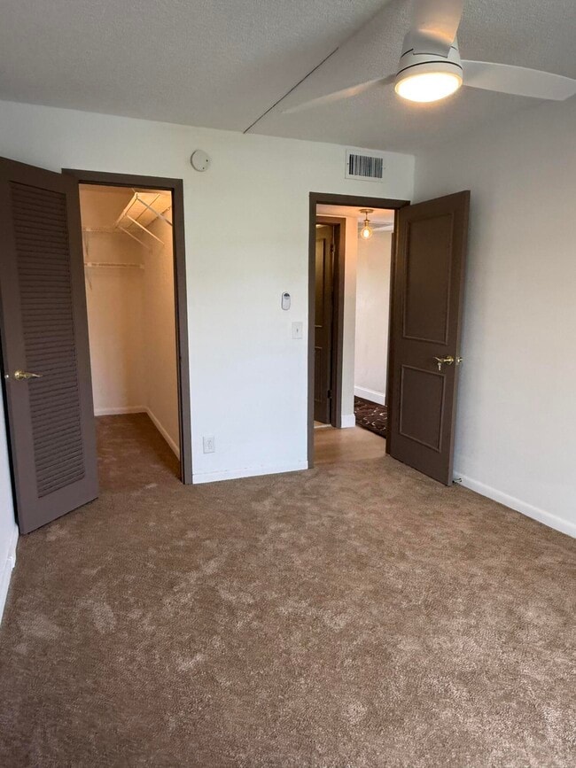 Building Photo - 402 Brighton J