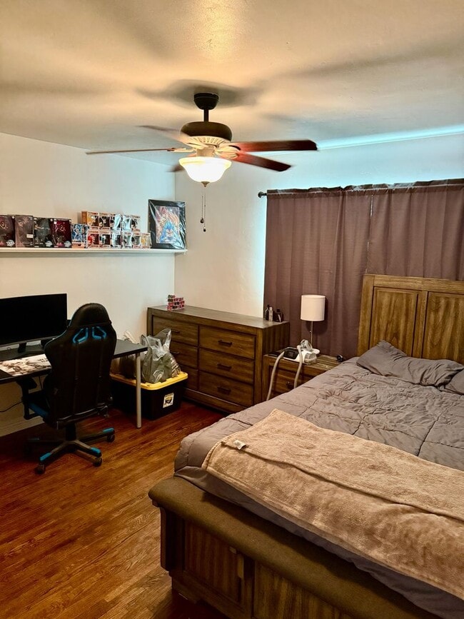 Building Photo - Explore this attractive property in Bakersfield, featuring 3-bedroom and 1.75 -bathrooms - Availa...