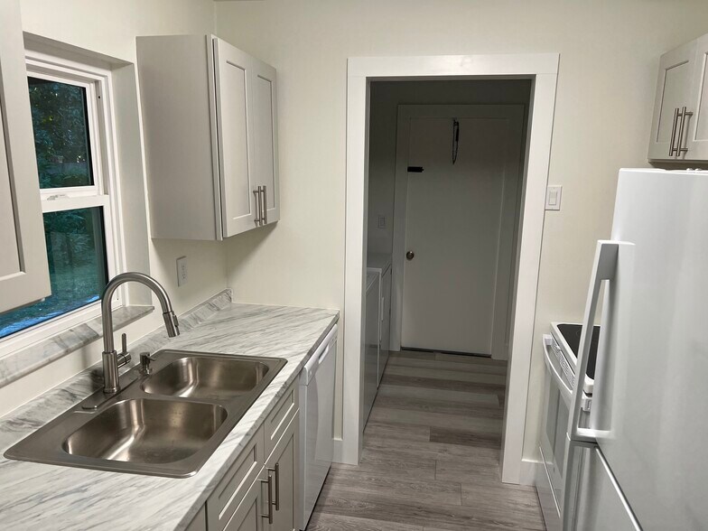 Building Photo - 968 Salzedo Ave