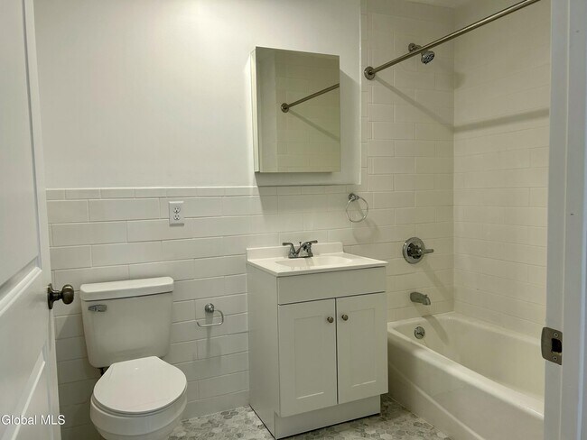 Building Photo - 155 River St