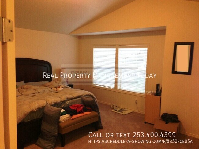 Building Photo - 3611 Loren St NE
