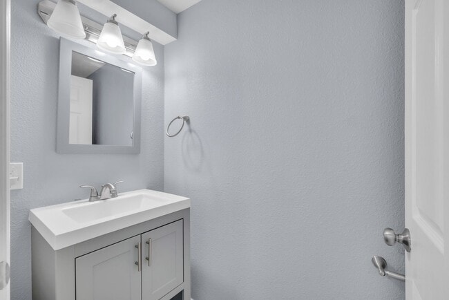 Building Photo - Charming & Deceptively Spacious 4BR Home in South Seminole Heights – Fully Renovated!