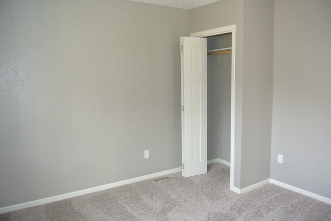 Building Photo - 2 Bedroom House!