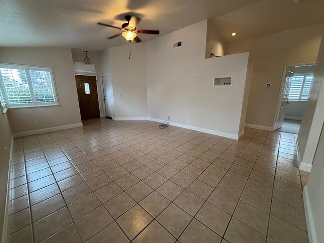 Building Photo - Sharp Home!