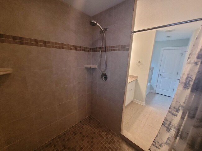 Building Photo - Stunning 4 Bedroom, 2.5 Bath Home Just 3 Blocks to Chesapeake Bay