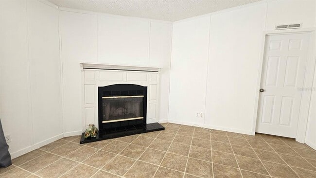 Building Photo - 13417 Tyrone St