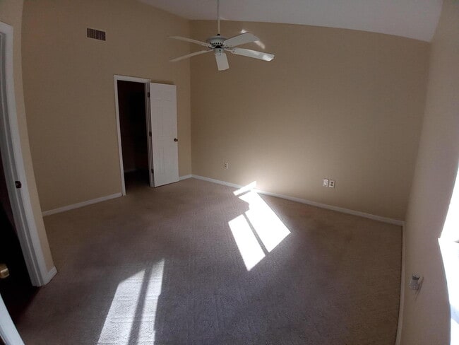 Building Photo - 1237 Country Club Dr