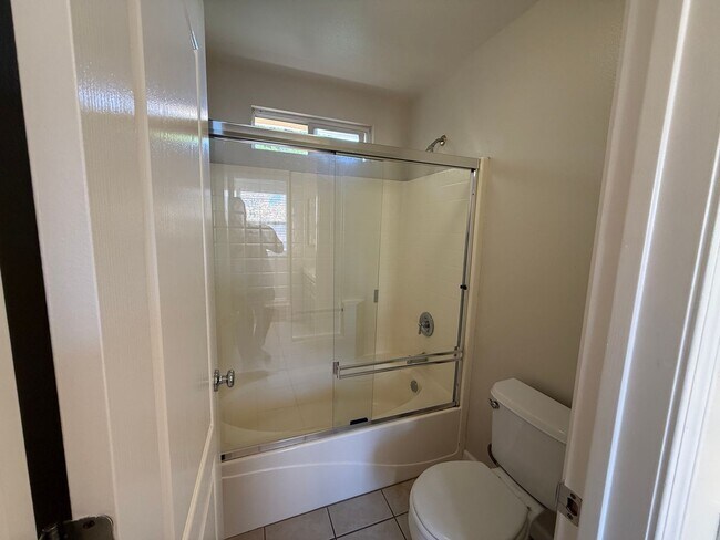 Building Photo - 5 bedrooms located in Redbridge Gated Community!