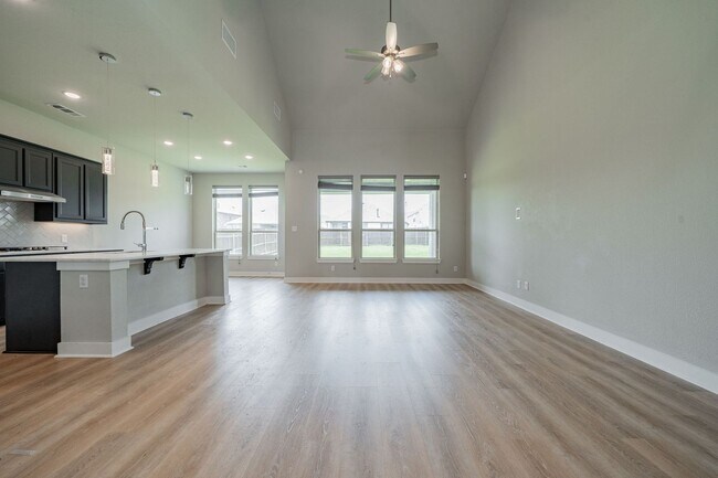 Building Photo - Stunning 4-bedroom, 3-bathroom home locate...