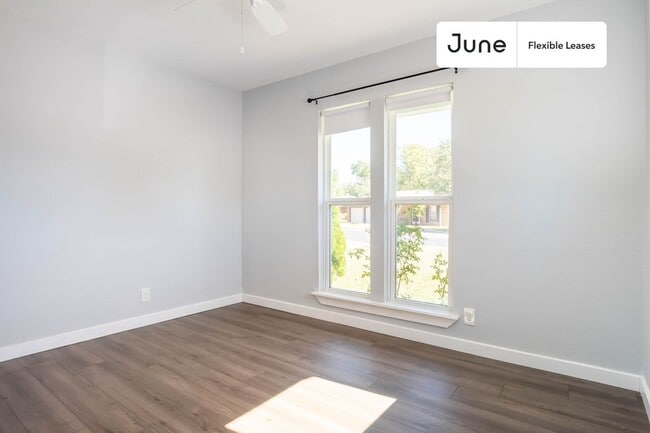 Building Photo - 10100 Oak Hollow Circle