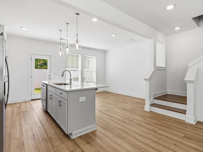Building Photo - 105 Cobden Ct