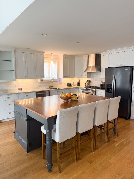 Building Photo - 74 8th Ave