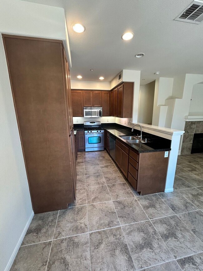 Building Photo - 3 bed 2 car garage condo for rent in Murrieta