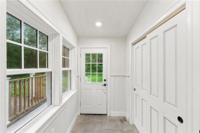 Building Photo - 1552 Kingstown Rd