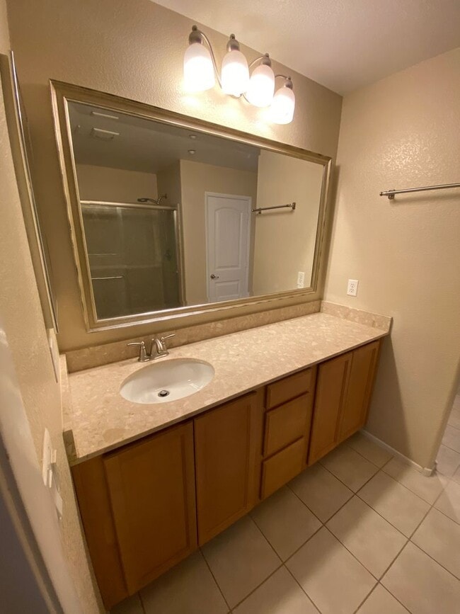 Building Photo - Beautiful 3 bed/2.5 bath home located in Henderson.