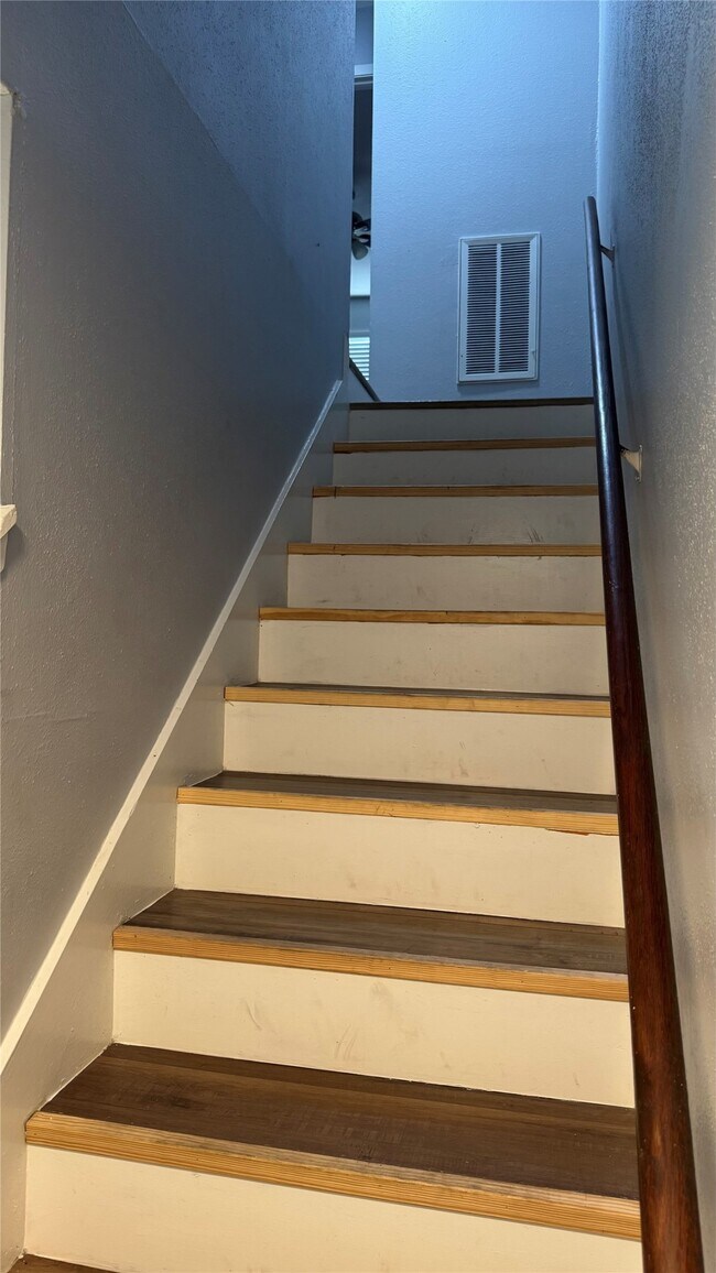 Building Photo - 7925 Grove Ridge Dr