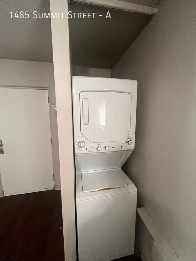 Building Photo - 1485 Summit St