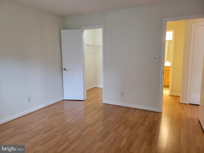 Building Photo - 3178 Summit Square Dr
