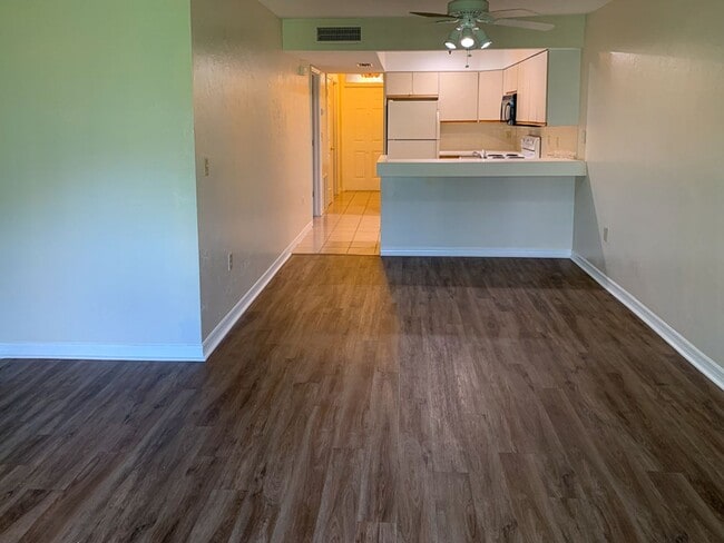 Building Photo - 2/2 Ground Floor Unit in Oakbrook Availabl...