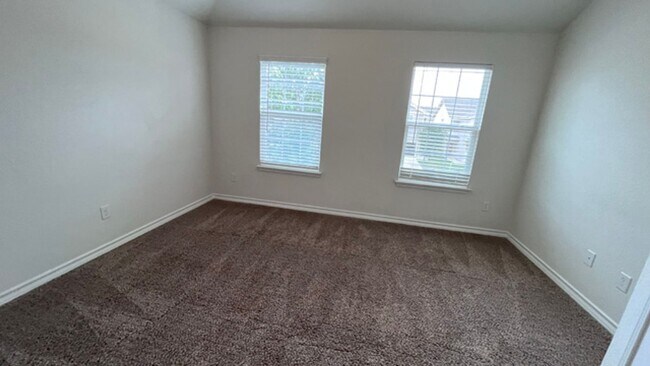 Building Photo - Gorgeous 3-Bed Townhome with Private Yard ...