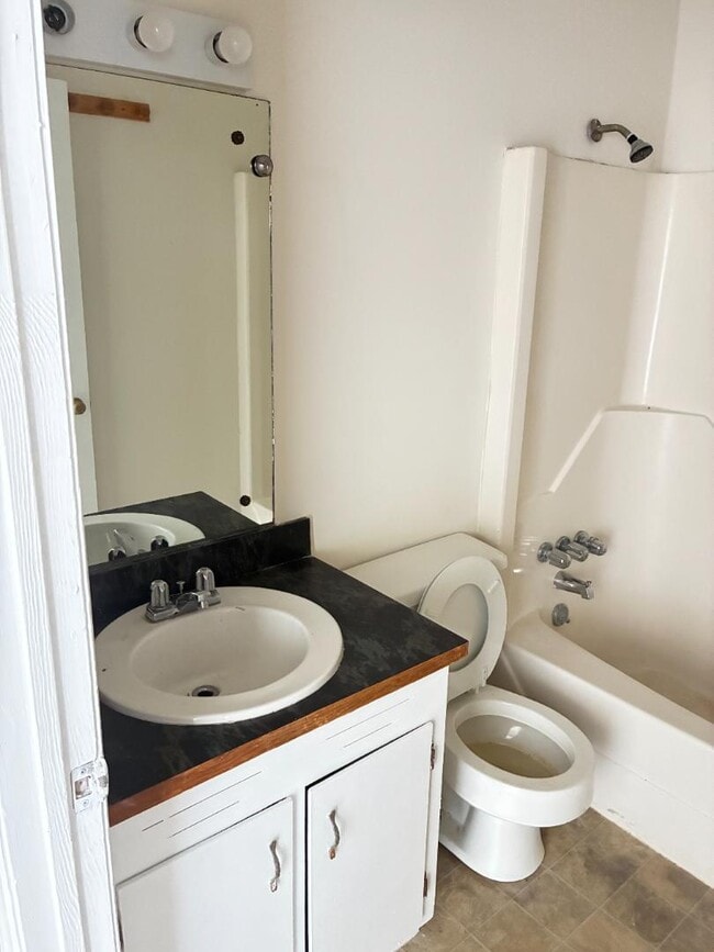 Building Photo - 413 Garner St W