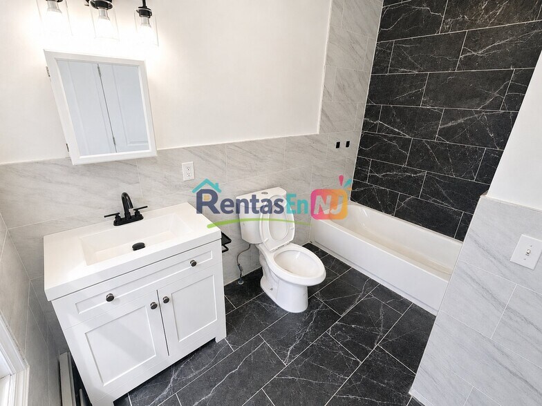 Building Photo - 450 S 13th St