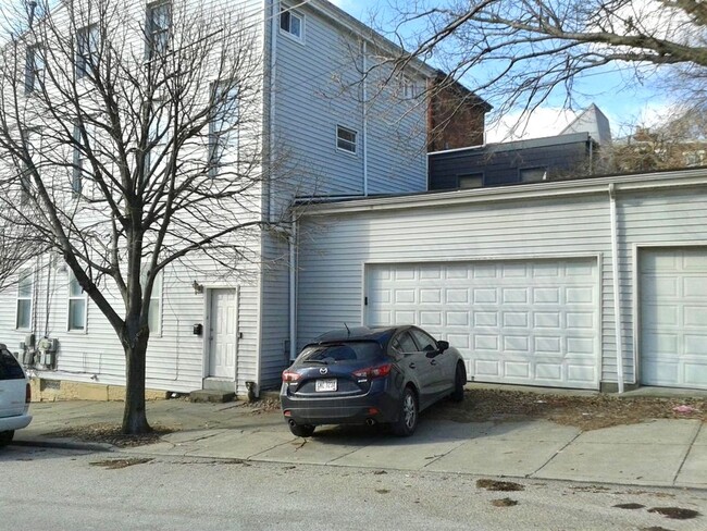 Building Photo - Warner St Duplex