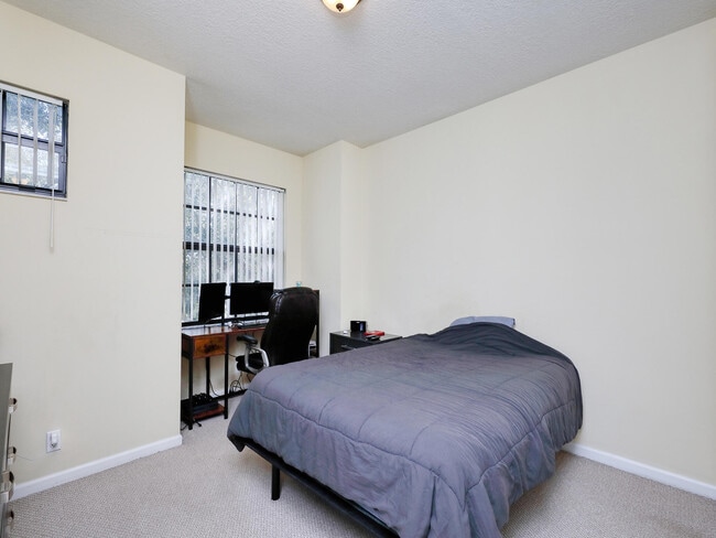 Building Photo - 102 Astor Cir