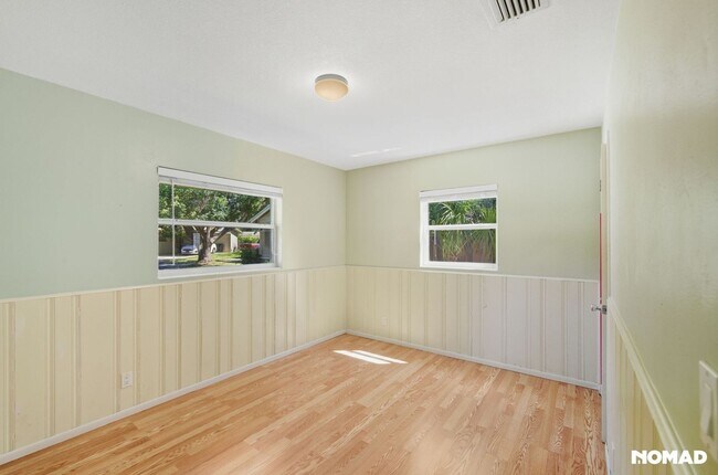 Building Photo - Updated, Large yard, quiet neighborhood, and convenient location