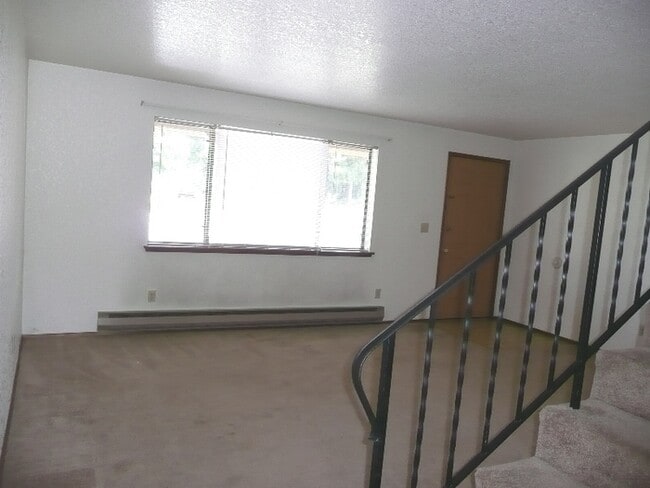 Building Photo - 2 Bedroom 1 1/2 Bath Townhouse Near Bethel...