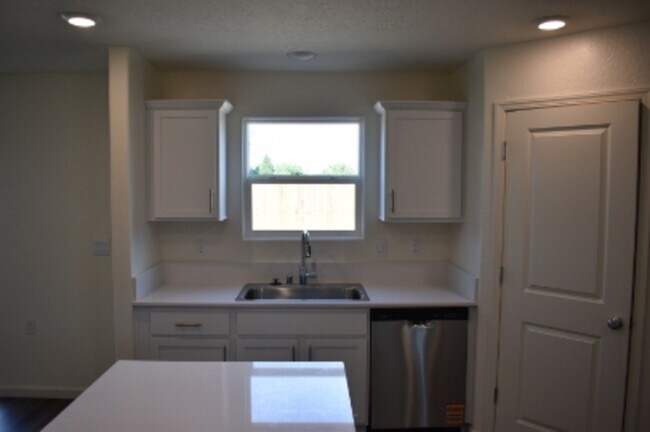 Building Photo - 641 Marshall Ln