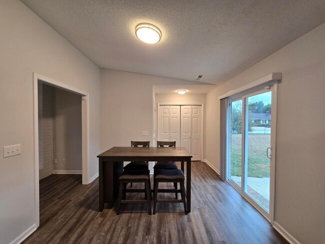 Building Photo - 620 Rainbow Dr