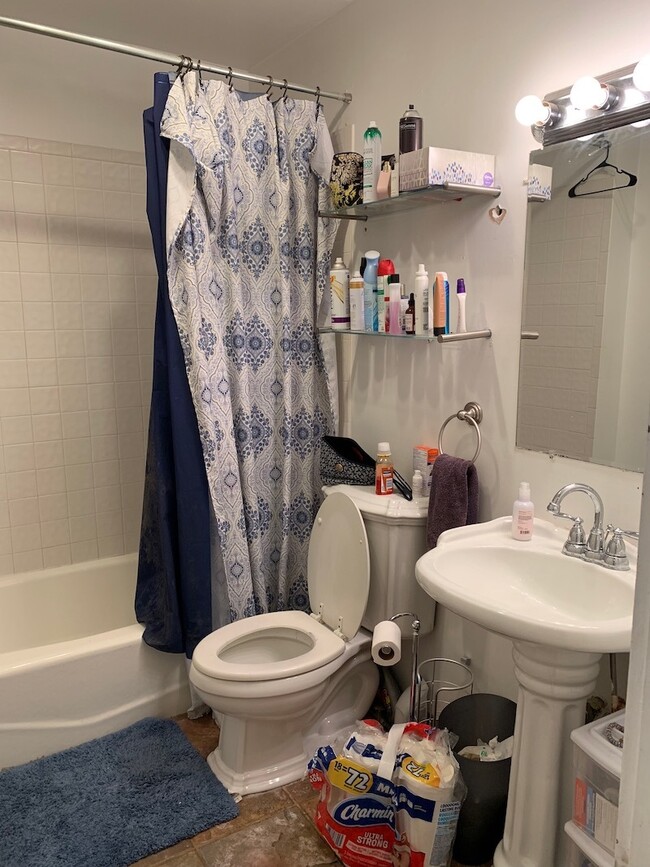 Building Photo - 711 W Briar Pl