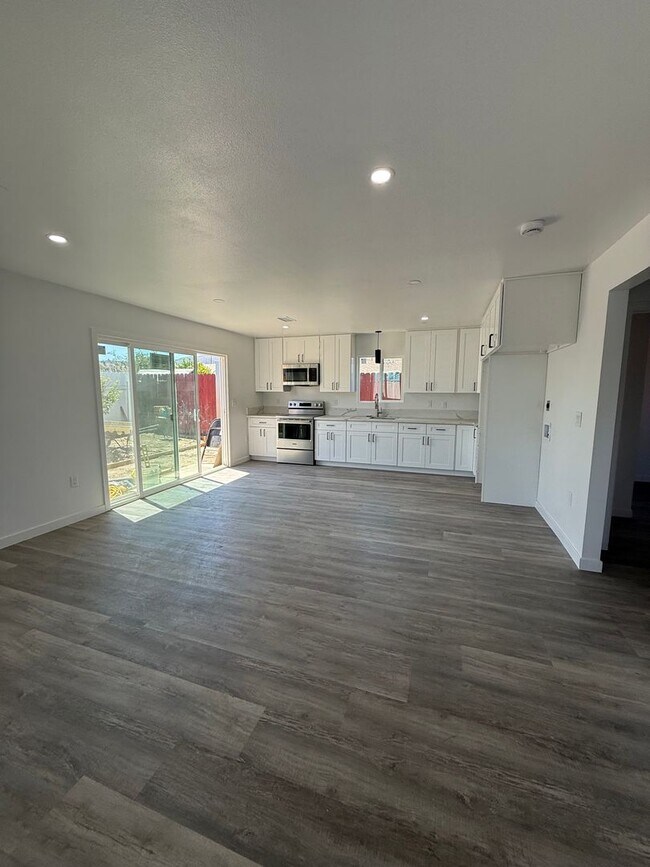Building Photo - 2 bed, 1 bath ADU with private yard and laundry