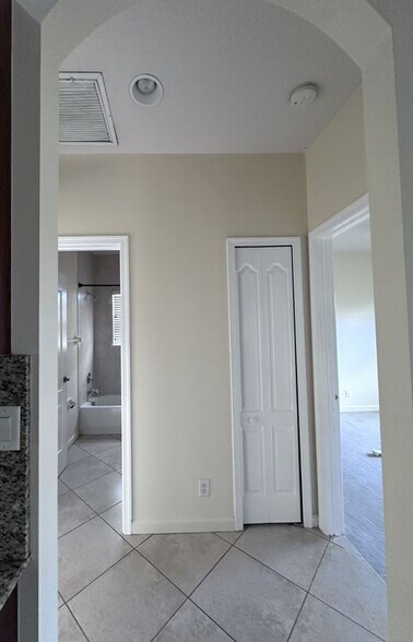 Building Photo - 6025 NW Wolverine Rd