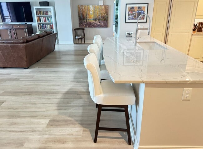 Building Photo - Seasonal/short term 3/2 renovated Ritz Carlton beauty with long water views