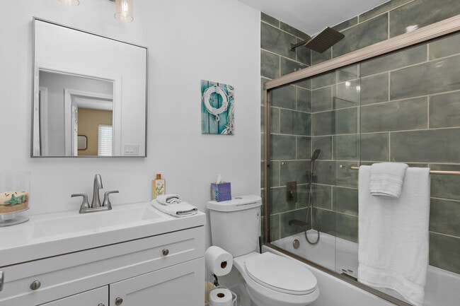 Bathroom for 2-3 bedroom - 1421 Dubuque St