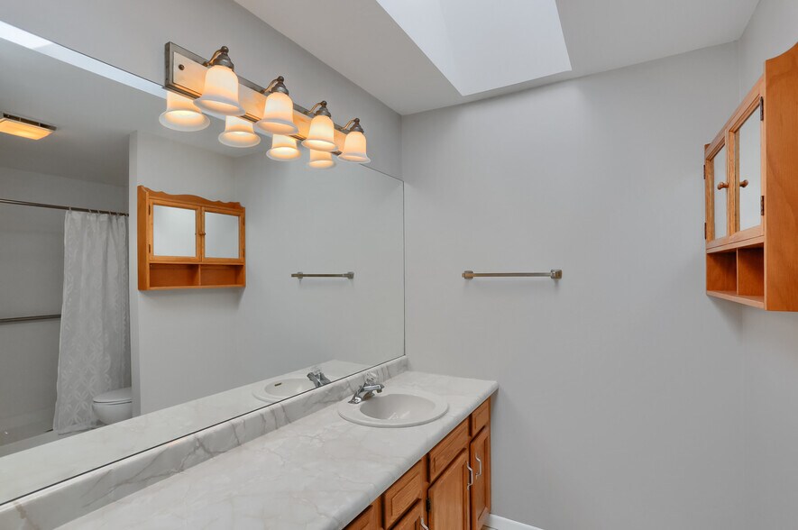 Building Photo - 2624 Hunters Point Dr